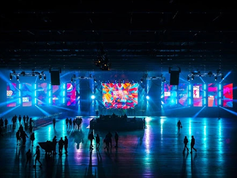 Why Do LED Walls Show a “Bending Effect” on Camera? Causes and Solutions for LED Displays